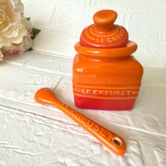 Le Creuset Stoneware Jam Jar Storage Container with Matching Spoon 15 fl ounces - Picture 3 of 8